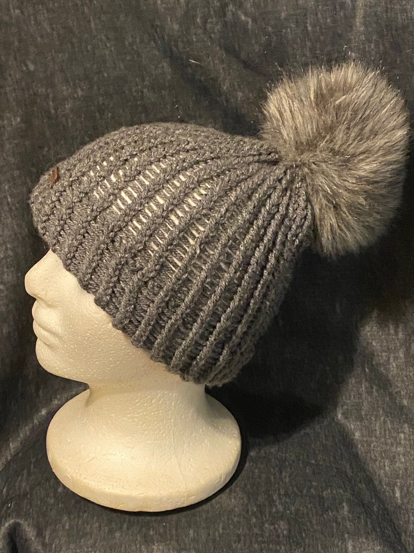 Teen sized ribbed beanie w/pom